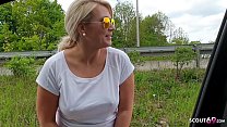Geile Blonde Joggerin lutscht Schwanz von Fremden im Auto bei Fahrt zum Bahnhof – German Car
